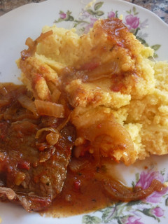 Una foto de Polenta en microondas con bifes a la criolla