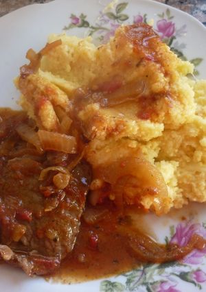 Una foto de Polenta en microondas con bifes a la criolla