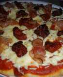 Pizza con bacon y tomatitos secos
