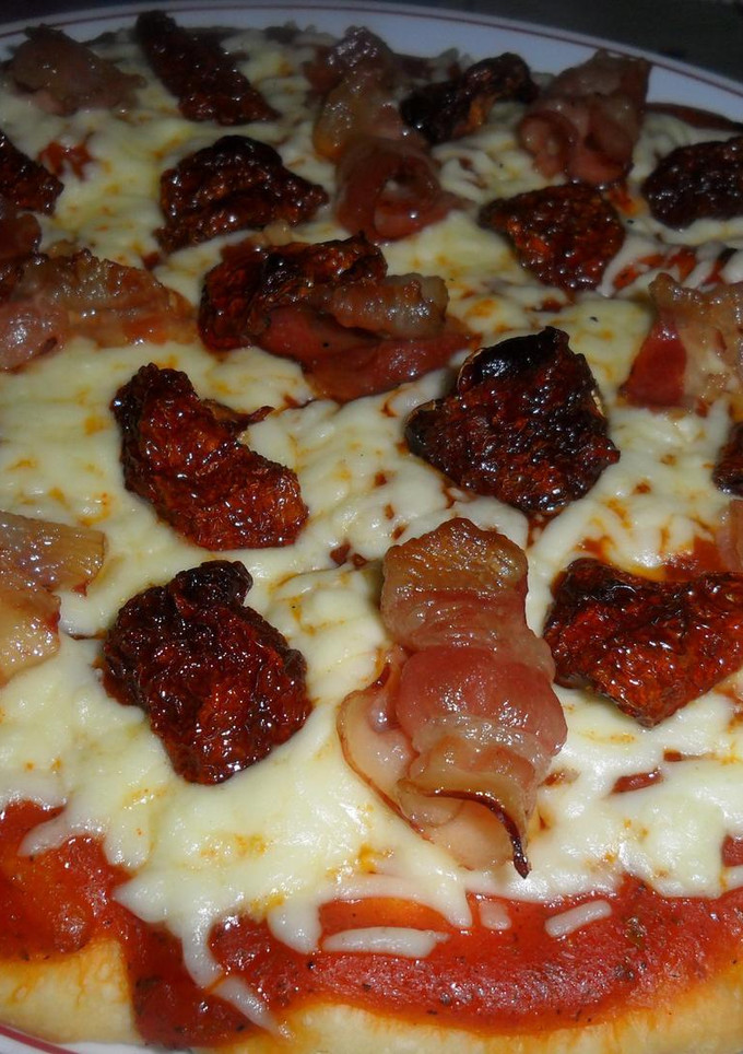 Una foto de Pizza con bacon y tomatitos secos