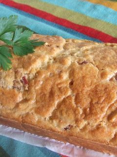 Una foto de Pan de jamón, queso y aceitunas con romero