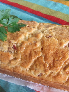 Una foto de Pan de jamón, queso y aceitunas con romero