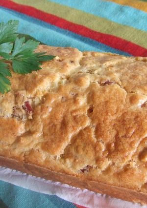 Una foto de Pan de jamón, queso y aceitunas con romero