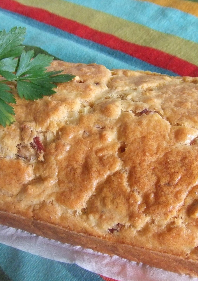Una foto de Pan de jamón, queso y aceitunas con romero