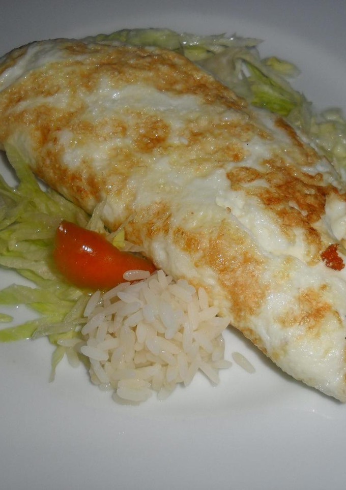 Una foto de Omelette blanco con queso y tomatitos secos