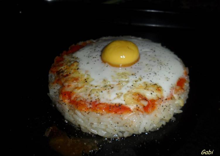 Pizzeta de arroz con mozzarella y huevo