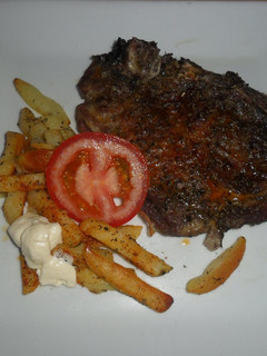 Una foto de Chuletas de cerdo y patatas a las especias