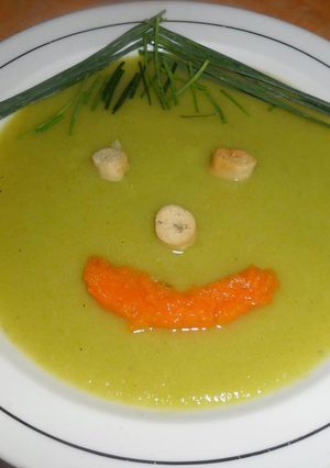 Una foto de Sopa crema de calabacín para niños