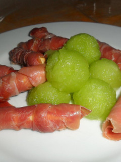 Una foto de Perlas de melón galia con grisines de serrano
