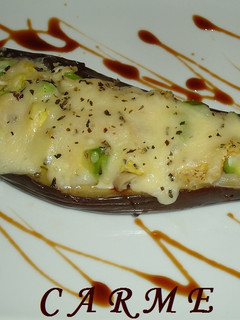 Una foto de Berenjenas rellenas de verduras y aguacate