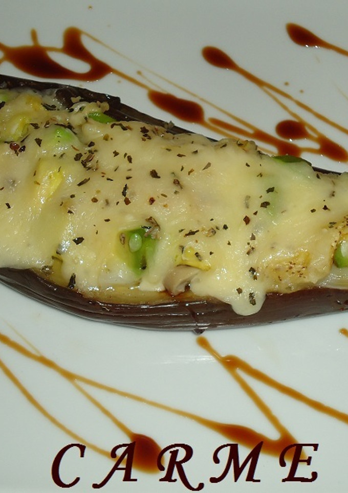 Una foto de Berenjenas rellenas de verduras y aguacate