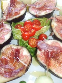 Una foto de Ensalada de higos morados, melón y jamón ibérico 
