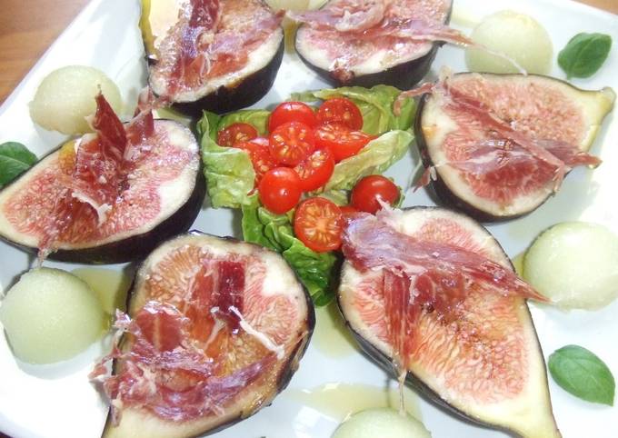Foto principal de Ensalada de higos morados, melón y jamón ibérico 