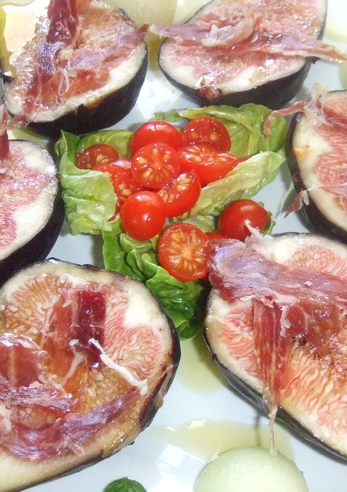 Una foto de Ensalada de higos morados, melón y jamón ibérico 
