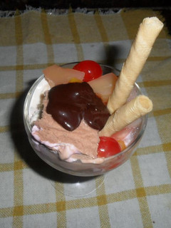 Una foto de Copa de helado con frutas