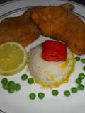 Milanesas de pollo con timbal de arroz bicolor
