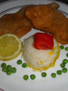 Una foto de Milanesas de pollo con timbal de arroz bicolor