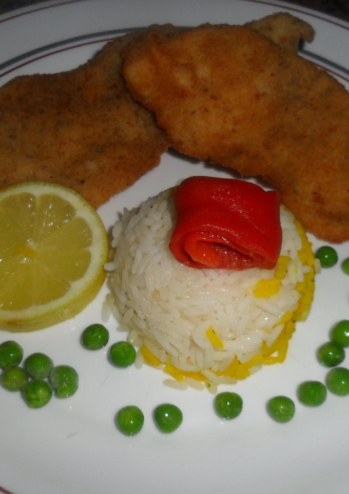 Una foto de Milanesas de pollo con timbal de arroz bicolor