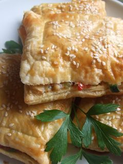 Una foto de Hojaldres rellenos de verduras con salsa de vino tinto