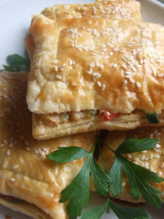 Una foto de Hojaldres rellenos de verduras con salsa de vino tinto
