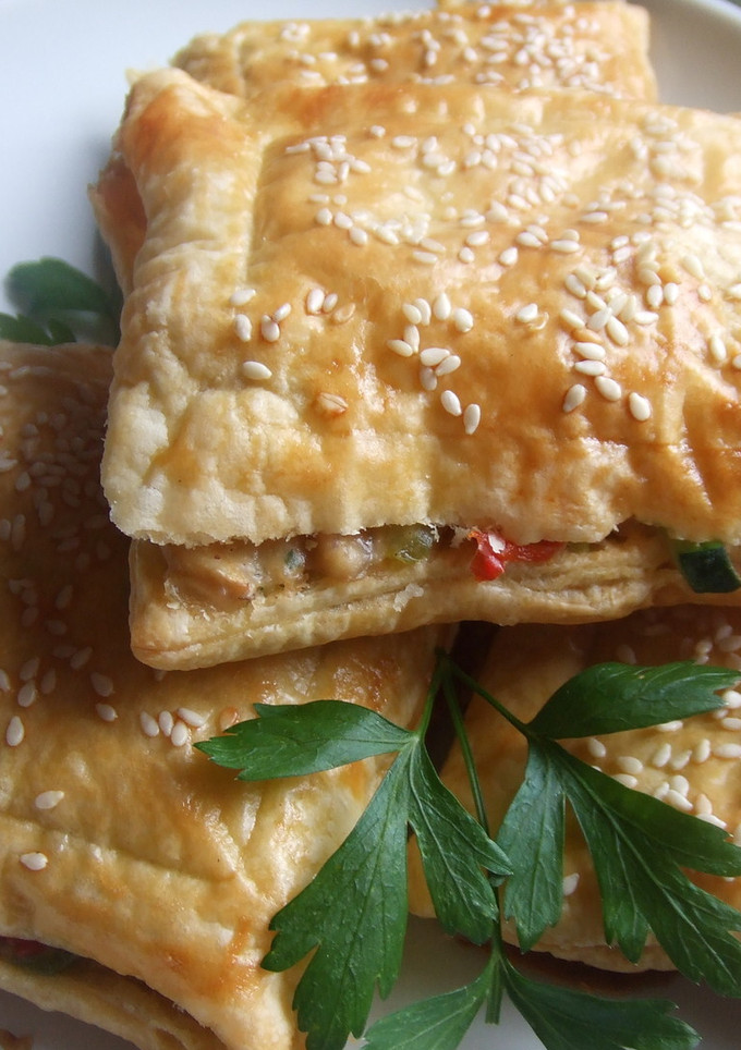 Una foto de Hojaldres rellenos de verduras con salsa de vino tinto