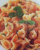 Pasta con salsa de tomate y hortalizas