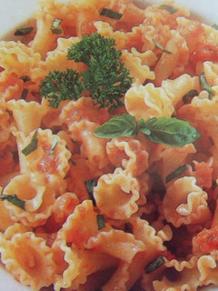 Una foto de Pasta con salsa de tomate y hortalizas