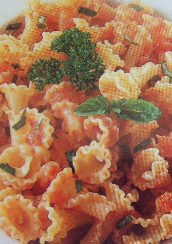 Una foto de Pasta con salsa de tomate y hortalizas
