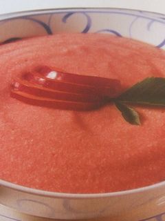 Una foto de Helado de ciruela roja, nata y yogur griego