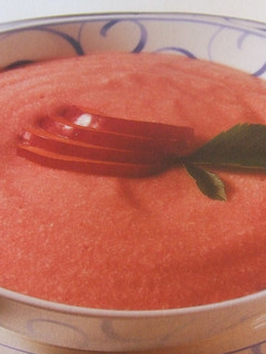 Una foto de Helado de ciruela roja, nata y yogur griego