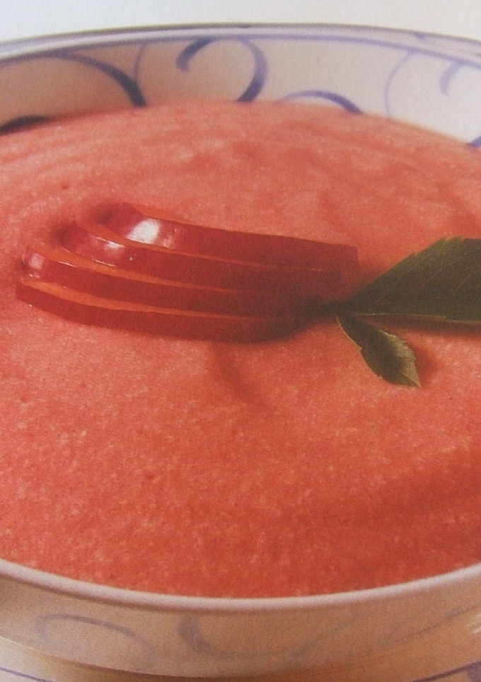 Una foto de Helado de ciruela roja, nata y yogur griego