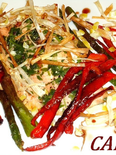 Una foto de Salmón en papillote con crujiente de verduras