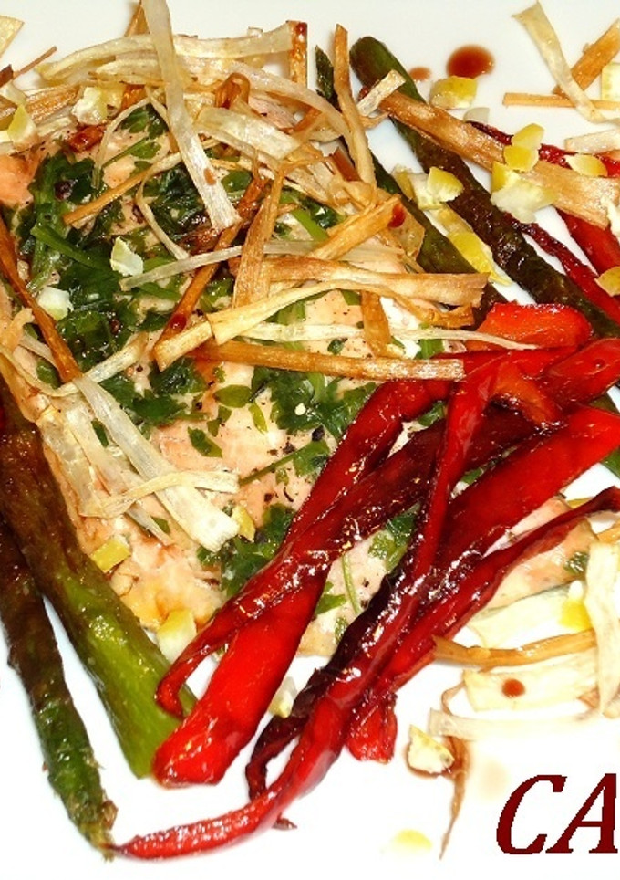 Una foto de Salmón en papillote con crujiente de verduras