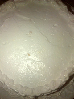 Una foto de Torta de café rellena con crema chantilly