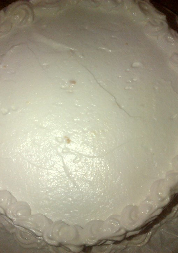 Una foto de Torta de café rellena con crema chantilly