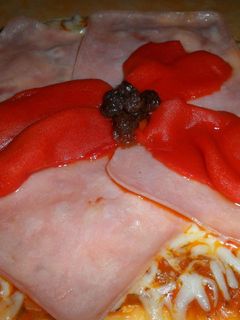 Una foto de Pizza con york, morrones y pasas de uva