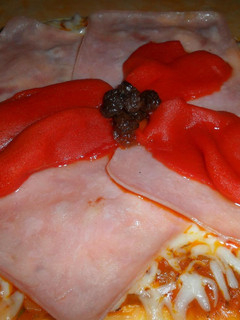 Una foto de Pizza con york, morrones y pasas de uva