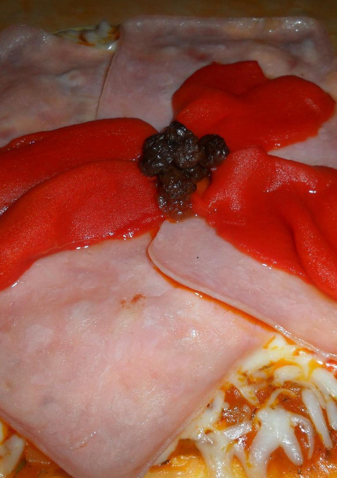 Una foto de Pizza con york, morrones y pasas de uva