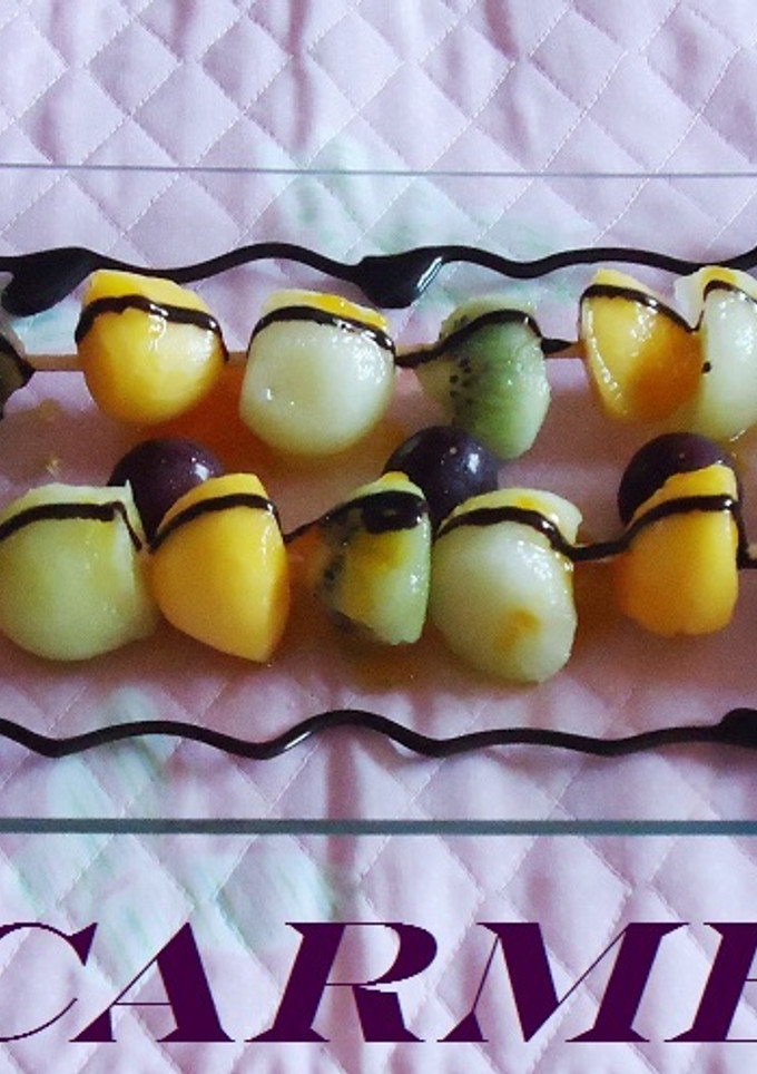 Una foto de Brochetas de frutas y bizcocho con salsa de naranja y chocolate