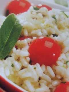 Una foto de Ensalada de arroz con tomates cherry y lima