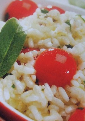 Una foto de Ensalada de arroz con tomates cherry y lima