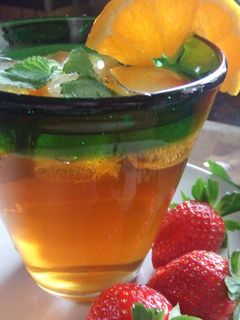 Una foto de Refresco de té earl grey con naranja y melisa