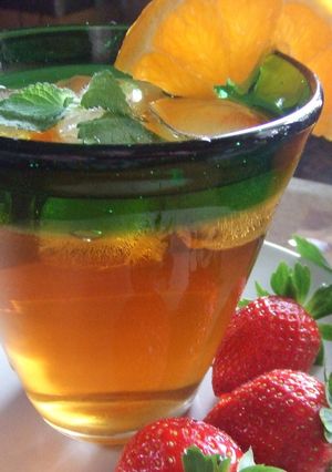Una foto de Refresco de té earl grey con naranja y melisa
