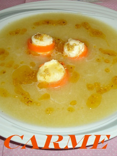 Una foto de Sopa de melón con jengibre y rollitos de mascarpone