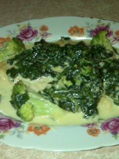 Una foto de Pechugas con espinacas y brócoli a la crema