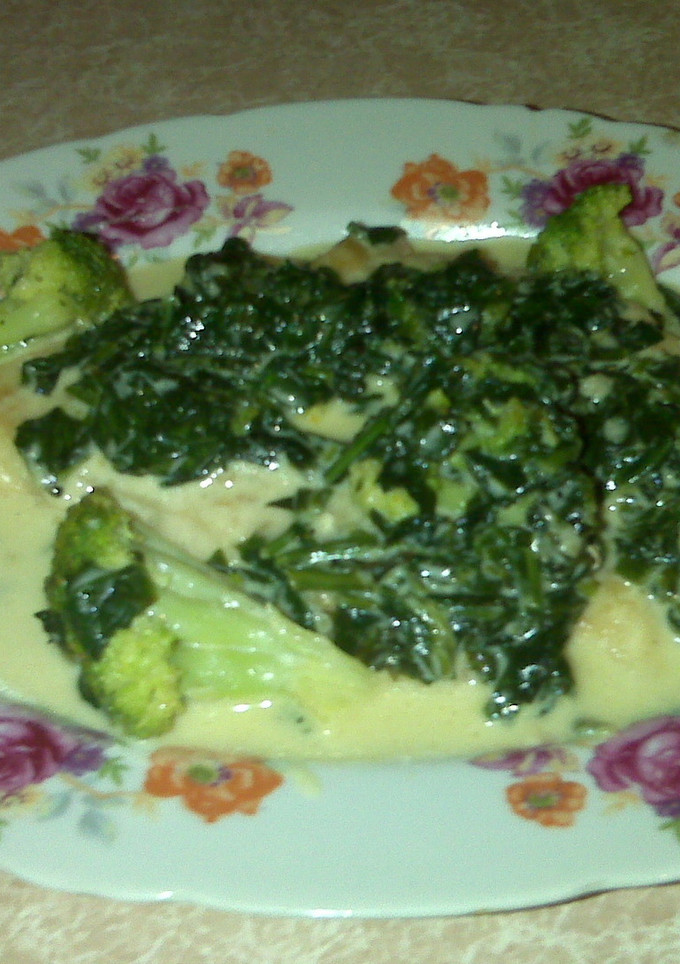 Una foto de Pechugas con espinacas y brócoli a la crema