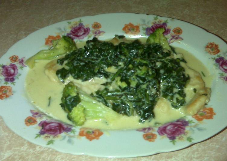 Pechugas con espinacas y brócoli a la crema
