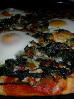 Una foto de Pizza con espinacas y huevos