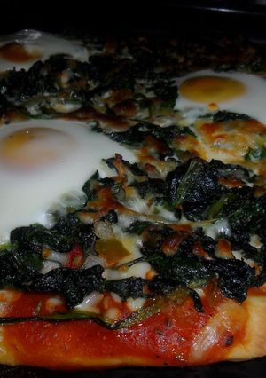 Una foto de Pizza con espinacas y huevos