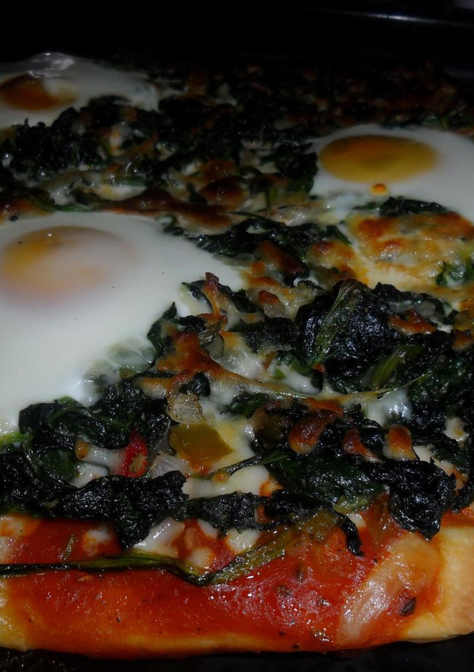 Una foto de Pizza con espinacas y huevos